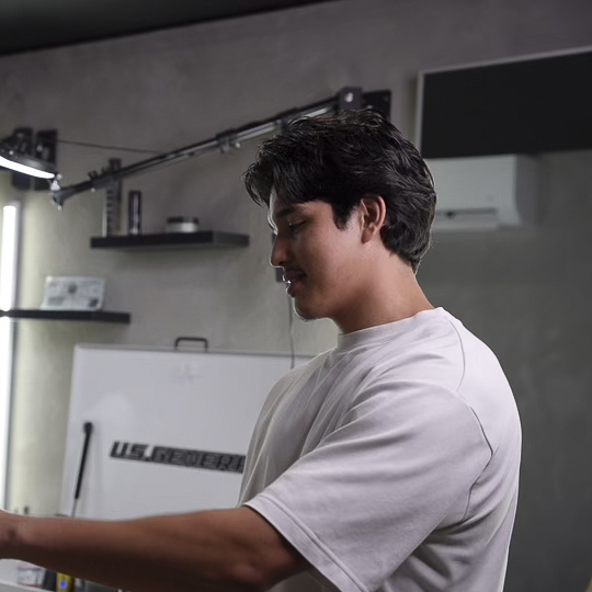 Jose trimming a client's beard